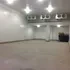 Interior de cuarto frío con piso de concreto y paredes blancas